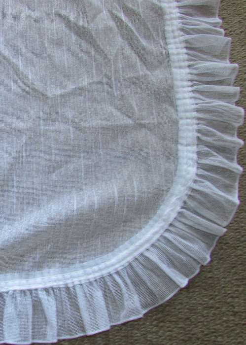 A BEAUTIFUL PAIR OF NET CURTAINS WITH FRILL AND TIE-BACKS