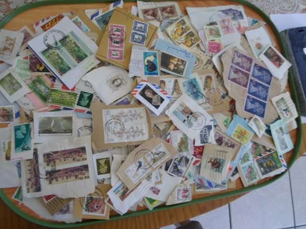700 X MIXED WORLD STAMPS USEDON PAPER GREAT LOT GOOD VALUE SEE PICS