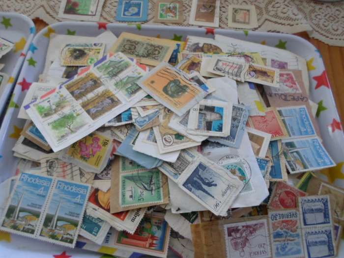 800 X WORLD USED STAMPS ON PAPER VERY NEAT LOT SEE PICS