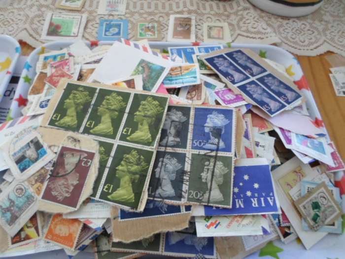 800 X WORLD USED STAMPS ON PAPER VERY NEAT LOT SEE PICS