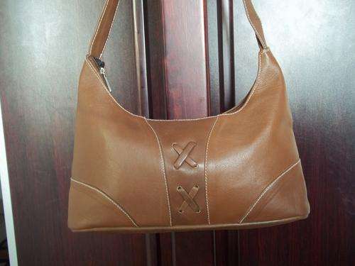 Stunning 100%  Genuine leather SMALLER Bag in  TAN BROWN. Great modern style, made to last!