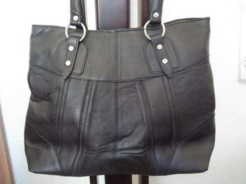 ONLY ONE* GORGEOUS NEW ARRIVALS***Stunning REAL leather Hand Bag in BLACK . A great buy!.