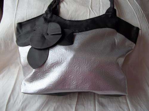 Beautiful ladies Soft leather look hand bag in BLACK & SILVER!. Great everyday hand bag.