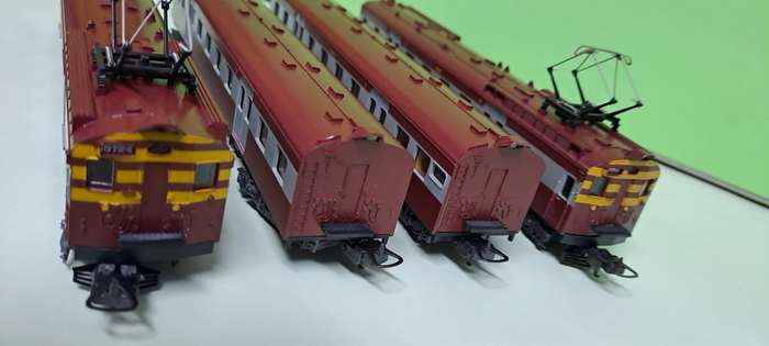 LIMA Suburban Train Set Golden Series (Locomotive with 3 coaches) BOXED