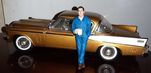 American Diorama Figurine o Mechanic Larry taking a Break     Sc 1/18 . Lots o Figurines avail..
