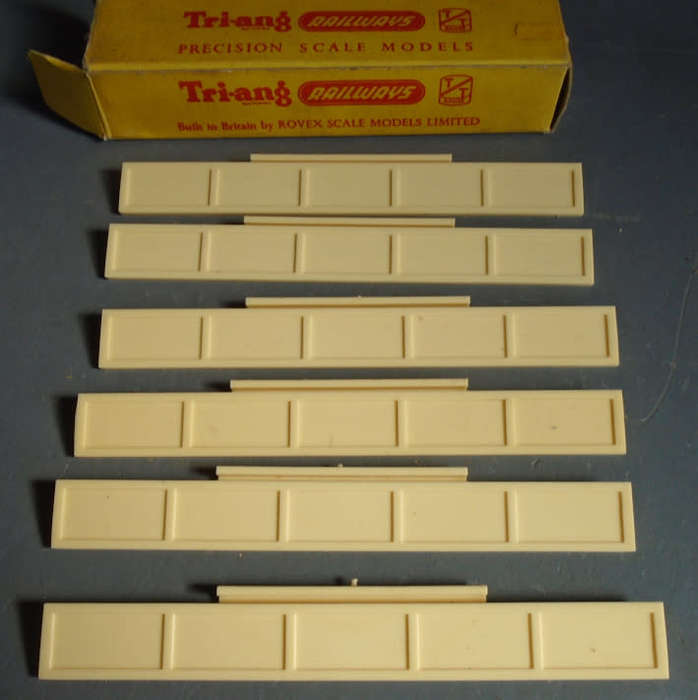 TRI-ANG TT SCALE - PLATFORM WALL SECTIONS, BOXED
