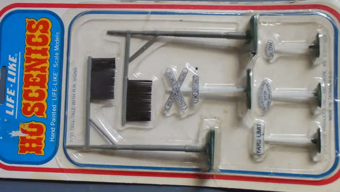 LIFE-LIKE HO SCALE - TELL TALE WITH RR SIGNS, CARDED