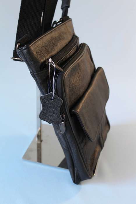 **NEW**Unisex 100% GENUINE LEATHER SHOULDER BAG IN Black. Quality G/TEE!