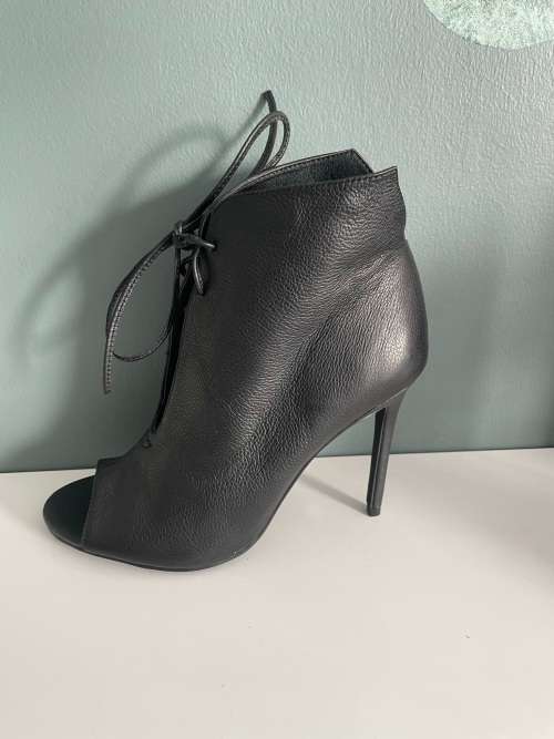 *GORGEOUS* Montanna leather stiletto peep toe booties - size 7