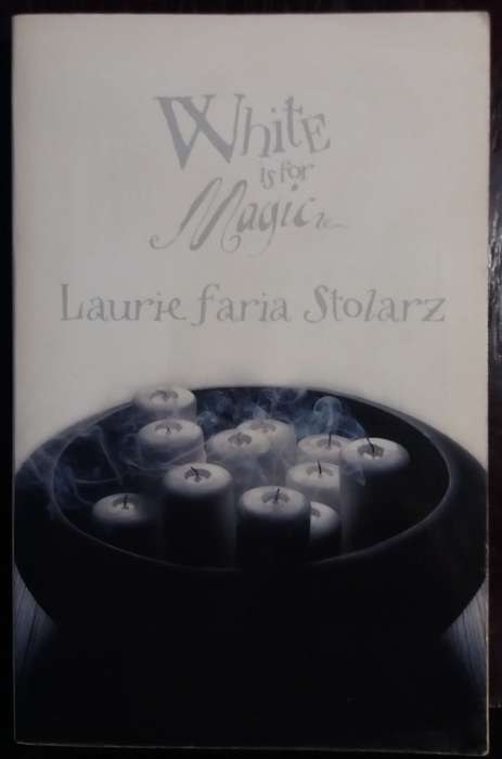 White is for Magic - Laurie Faria Stolarz