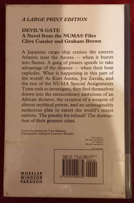 Devil`s Gate - Clive Cussler (Large print edition hardcover)