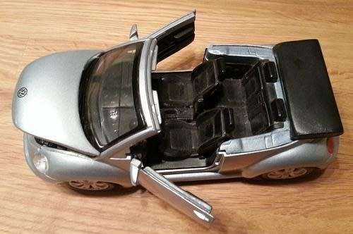 Volkswagen New Beetle Cabriolet 1998 silver 1/24 Maisto NEW #2011 instant wheels