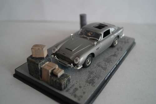 Aston Martin DB5 J.Bond 007 Goldfinger 1/43 IXO NEW+boxed #4640 instant wheels
