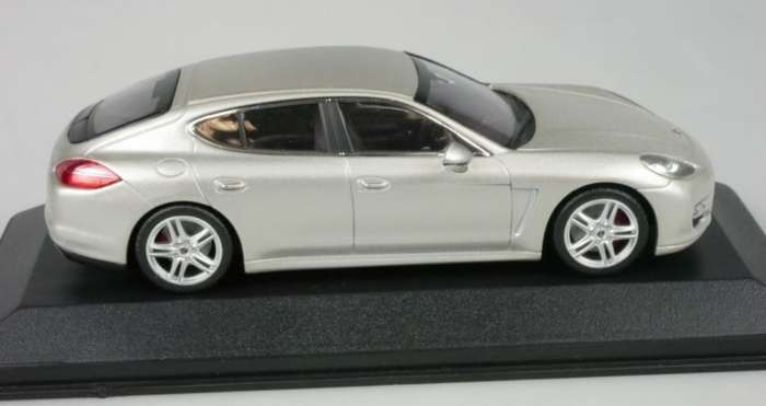 Porsche Panamera turbo 2010 silver beige 1:43 Minichamps NEW+boxed *5970 instant wheels