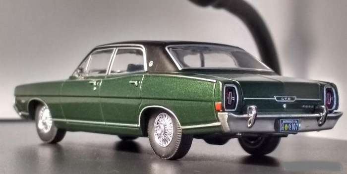 Ford Fairlane LTD V8 1969 dk.green/black.rf. 1/43 IXO/Salvat NEW+boxed *5975 instant wheels