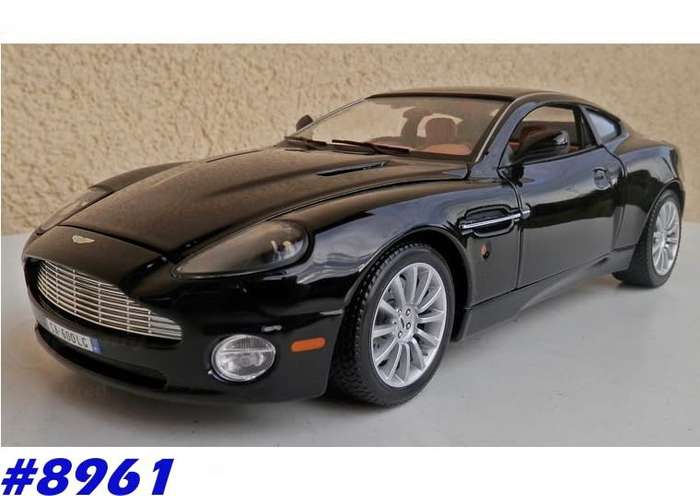 Aston-Martin Vanquish V12 2002 black 1/18 Bburago NEW+boxed  #8961 instant wheels