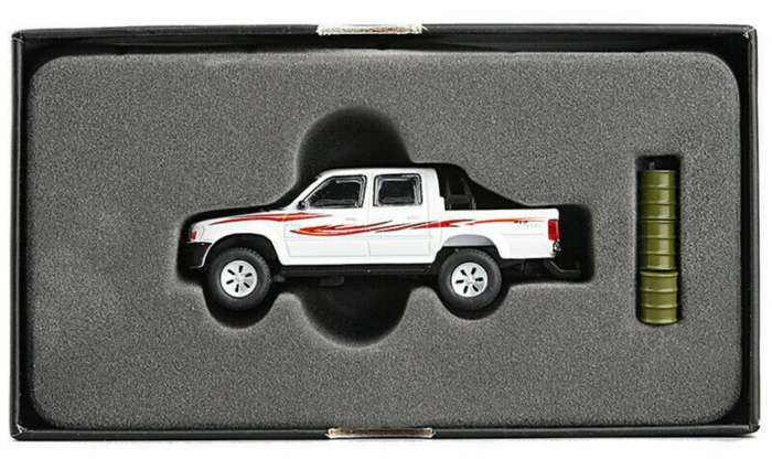 Toyota HiLux 4x4/2400 Dbl.Cab. 1993 white 1/64 JackieM NEW+boxed #6401 instant wheels