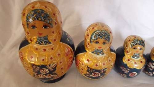 BEATIFUL VINTAGE WOODEN SET OF 7 IN 1 NESTING MATRYOSHKA DOLLS