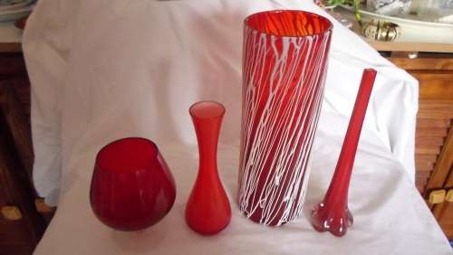 BEATIFUL SET SELECTION OF MURANO AND RED GLASS VASES