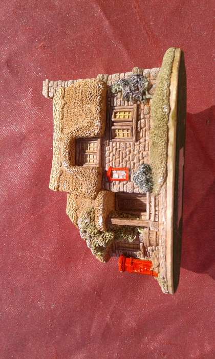 Lilliput Lane.    Penny's Posi.  Made in England.