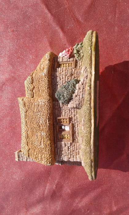 Lilliput Lane.    Penny's Posi.  Made in England.