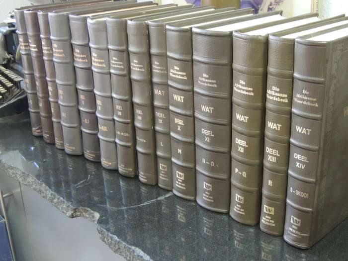 Die Afrikaanse Woordeboek (Dele I - 14 , I - S (SKOOI),  ) - P.C.Schoonees (Hoofredakteur)