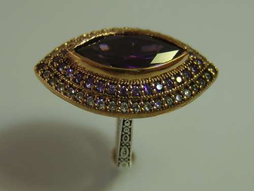 Excuisite 925 Silver and Gilded silver dress Ring, set with violet and clear stones, 12.7g