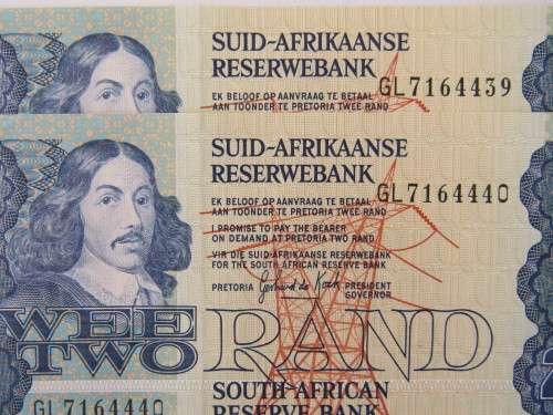 Lot of 2 South African R2 bank notes, Gerhard de Kock. With consecutive numbers, uncirculated