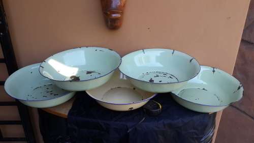 5 enamel Bowls