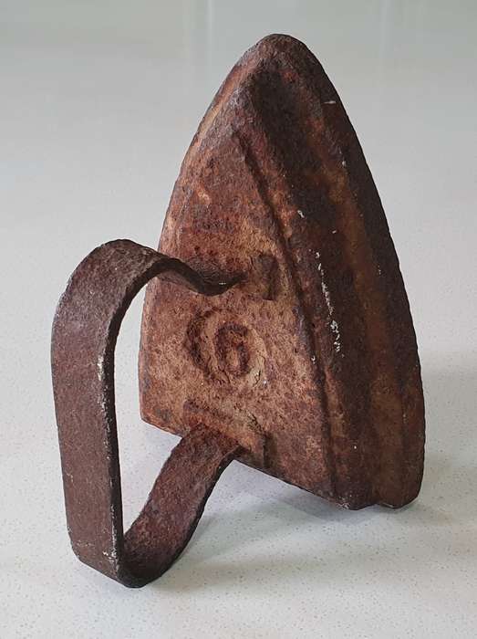 Vintage cast iron, coal stove no.6 clothing Sad Iron as per photo