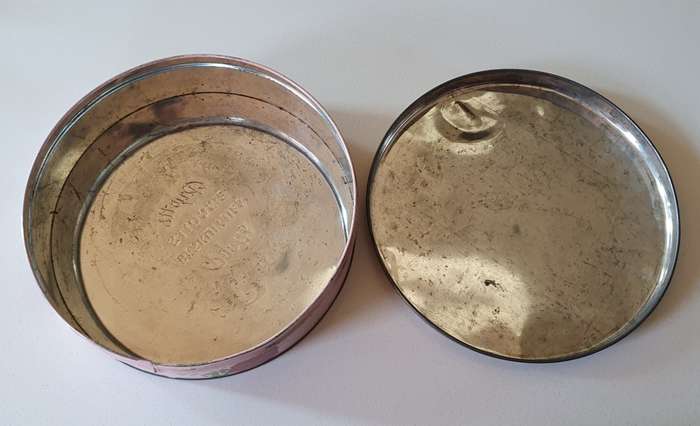 2lb PYOTTS biscuits tin as per photos