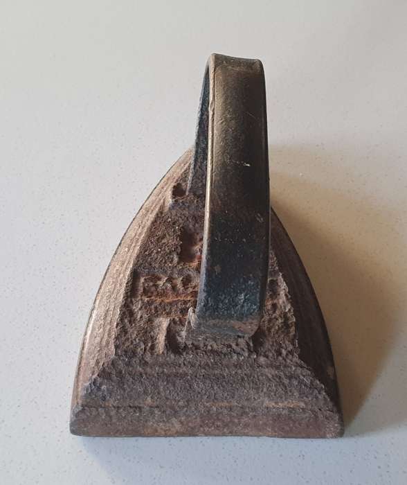Vintage cast iron, coal stove no.4 FALKIRK clothing Sad Iron as per photo