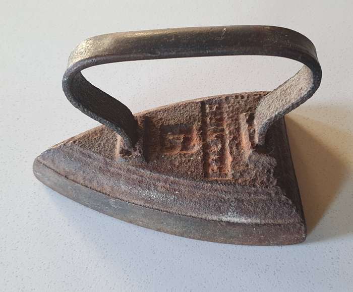 Vintage cast iron, coal stove no.4 FALKIRK clothing Sad Iron as per photo