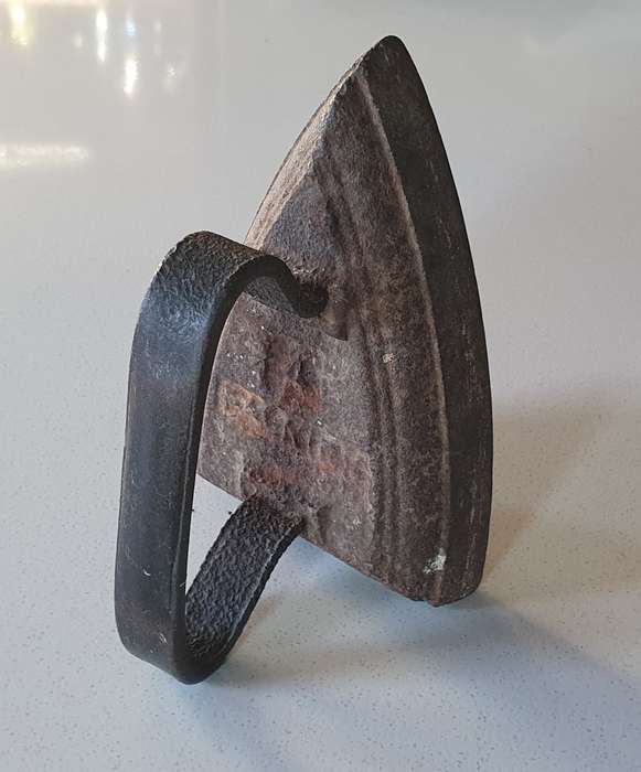 Vintage cast iron, coal stove no.4 FALKIRK clothing Sad Iron as per photo