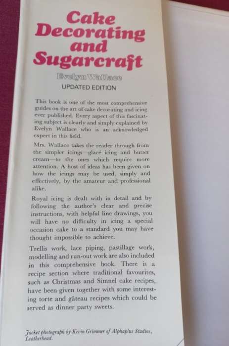Cake Decorating and Sugarcraft - Evelyn Wallace - Hardcover - 192 Pages