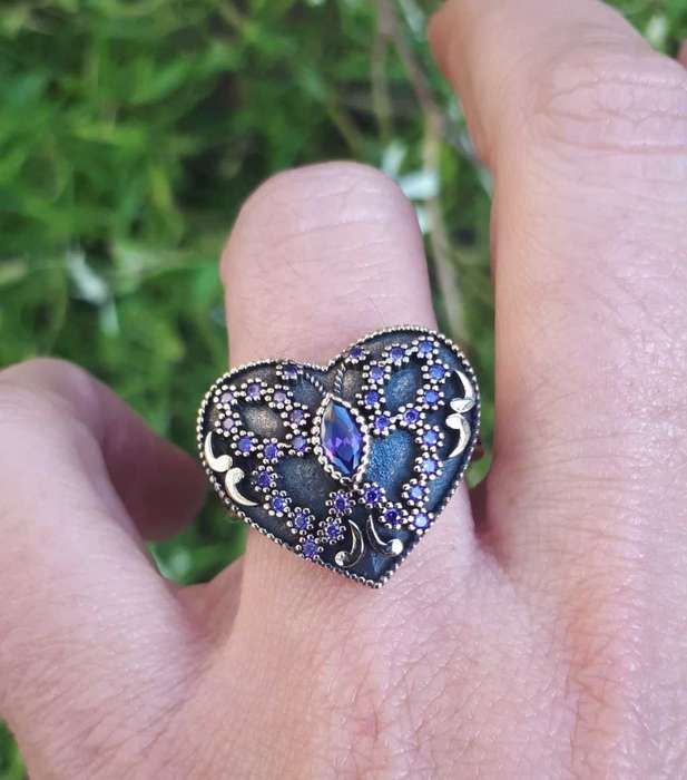 925 Sterling Silver Heart Shaped Ring with Amethysts
