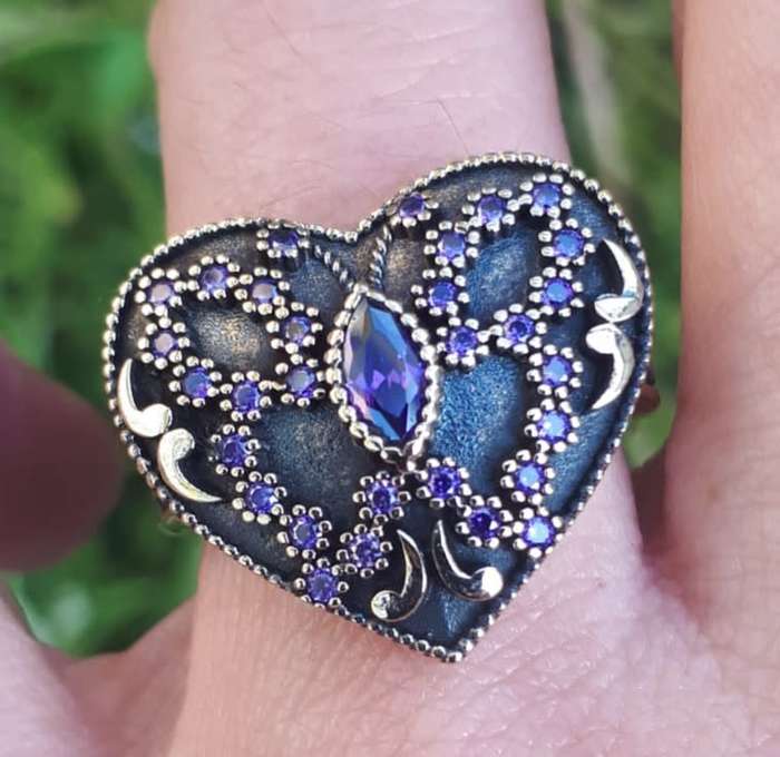 925 Sterling Silver Heart Shaped Ring with Amethysts