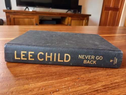 Never Go Back (Jack Reacher #18) by Lee Child - Large Hardcover