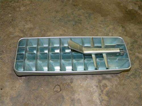 Metal ice cube holder