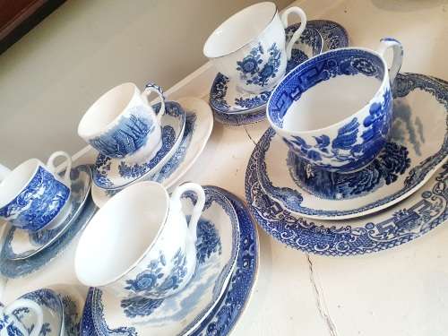 6 cups adn saucers ONLY PLEASE NOTE  blue and white Mixmatch RANDOM