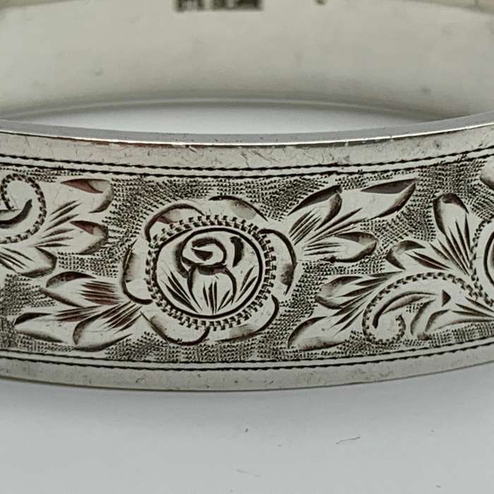 Lovely Vintage Sterling Silver Bangle