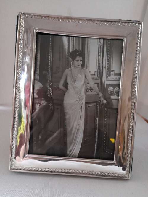 SILVER PICTURE FRAME
