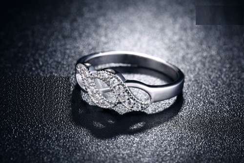 RADIANT! Cross Over Infinity Ring With 12 0,25ct Simulated Diamonds Size 7; 8  US