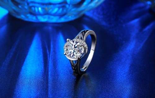 SPARKLING!! Ring With 2,00 Carat Simulated Diamonds Size 8 US
