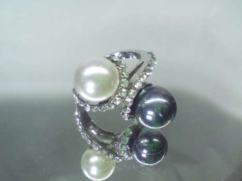 Gorgeous!  Ring With Simulated Diamonds And Simulated Pearl Size 7