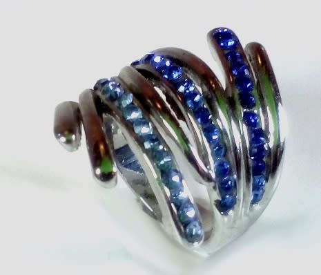 BEAUTIFUL! Ring With Simulated Blue Diamonds 6 US/L