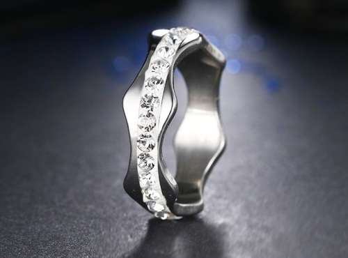 RETAIL PRICE: R 1 299 Titanium Ring With Simulated Diamonds Size 7 US SILVER