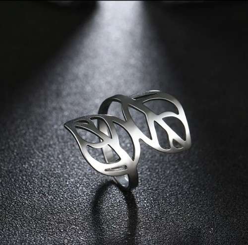 RETAIL PRICE: R 1 199 Titanium Leaf Ring Size 10 US (SILVER ONLY)