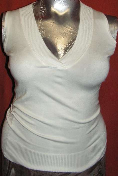 WHITE SLEEVELESS KNIT. SIZE SMALL. CONDITION: AS NEW