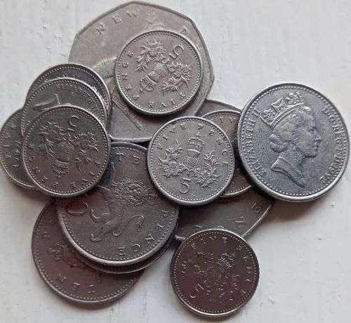 Lot of U.K. PENCE FROM 1 P TO 50 P CHECK PICS 35 COINS 200 GRAMS worth R45,41 exchange rate